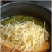 Sopa de queso con pescado enlatado en olla de cocción lenta.
